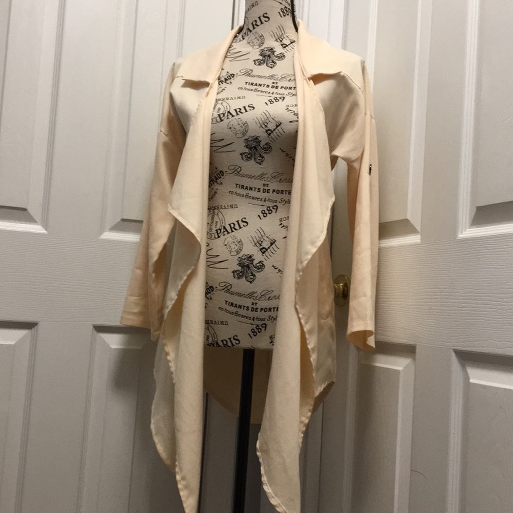 Super comfy and soft cardigan, long sleeve drape!